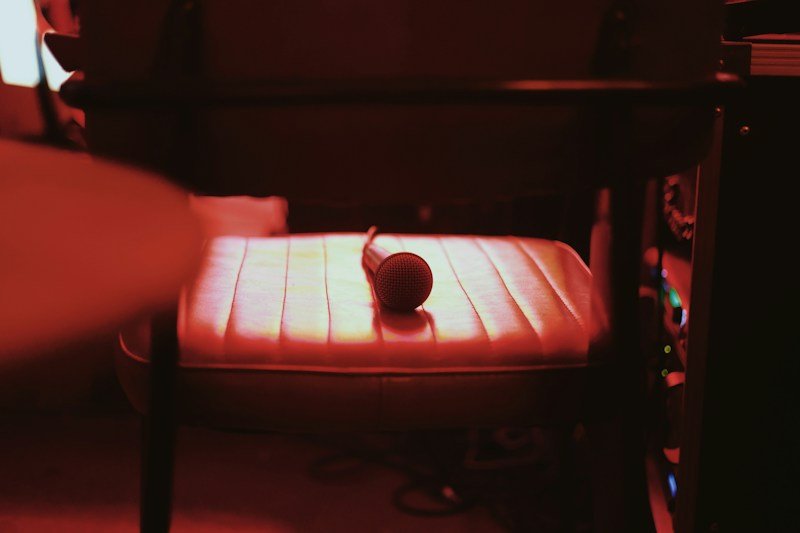 Estúdio de rádio com microfone e fones